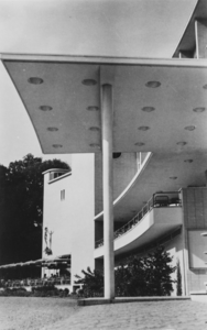 4249 Gezicht op een gedeelte van de voorgevel van de Stadsschouwburg (Lucasbolwerk 24) te Utrecht.